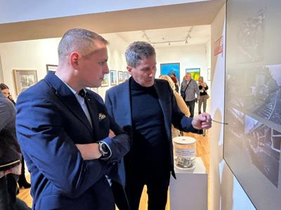 Od 7 listopada 2025 r. w Muzeum Ziemi Lubuskiej można oglądać „Fotoreportaże” Tomasza Gawałkiewicza, ale też najnowsze obrazy Józefa Burlewicza. Podwójny piątkowy wernisaż w MZL uświetnił recital utalentowanego młodego pianisty – pochodzącego z Zielonej Góry Wiktora Pelca (zagrał utwory Chopina i Pendereckiego. 
Zielonogórskim bohaterom wieczoru gratulowali marszałek województwa lubuskiego Sebastian Ciemnoczołowski i członek Zarządu Województwa Lubuskiego Łukasz Porycki. 
