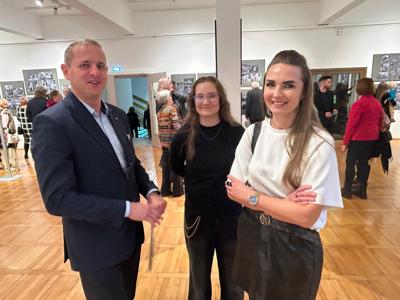 Od 7 listopada 2025 r. w Muzeum Ziemi Lubuskiej można oglądać „Fotoreportaże” Tomasza Gawałkiewicza, ale też najnowsze obrazy Józefa Burlewicza. Podwójny piątkowy wernisaż w MZL uświetnił recital utalentowanego młodego pianisty – pochodzącego z Zielonej Góry Wiktora Pelca (zagrał utwory Chopina i Pendereckiego. 
Zielonogórskim bohaterom wieczoru gratulowali marszałek województwa lubuskiego Sebastian Ciemnoczołowski i członek Zarządu Województwa Lubuskiego Łukasz Porycki. 
