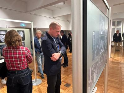 Od 7 listopada 2025 r. w Muzeum Ziemi Lubuskiej można oglądać „Fotoreportaże” Tomasza Gawałkiewicza, ale też najnowsze obrazy Józefa Burlewicza. Podwójny piątkowy wernisaż w MZL uświetnił recital utalentowanego młodego pianisty – pochodzącego z Zielonej Góry Wiktora Pelca (zagrał utwory Chopina i Pendereckiego. 
Zielonogórskim bohaterom wieczoru gratulowali marszałek województwa lubuskiego Sebastian Ciemnoczołowski i członek Zarządu Województwa Lubuskiego Łukasz Porycki. 
