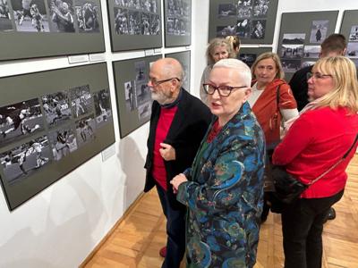 Od 7 listopada 2025 r. w Muzeum Ziemi Lubuskiej można oglądać „Fotoreportaże” Tomasza Gawałkiewicza, ale też najnowsze obrazy Józefa Burlewicza. Podwójny piątkowy wernisaż w MZL uświetnił recital utalentowanego młodego pianisty – pochodzącego z Zielonej Góry Wiktora Pelca (zagrał utwory Chopina i Pendereckiego. 
Zielonogórskim bohaterom wieczoru gratulowali marszałek województwa lubuskiego Sebastian Ciemnoczołowski i członek Zarządu Województwa Lubuskiego Łukasz Porycki. 
