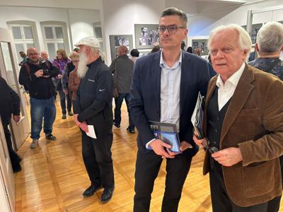 Od 7 listopada 2025 r. w Muzeum Ziemi Lubuskiej można oglądać „Fotoreportaże” Tomasza Gawałkiewicza, ale też najnowsze obrazy Józefa Burlewicza. Podwójny piątkowy wernisaż w MZL uświetnił recital utalentowanego młodego pianisty – pochodzącego z Zielonej Góry Wiktora Pelca (zagrał utwory Chopina i Pendereckiego. 
Zielonogórskim bohaterom wieczoru gratulowali marszałek województwa lubuskiego Sebastian Ciemnoczołowski i członek Zarządu Województwa Lubuskiego Łukasz Porycki. 
