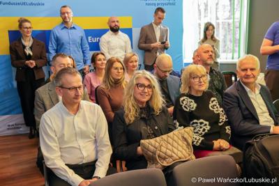 Uczestnicy konferencji prasowej, podczas której podpisano umowę na termomodernizację Lubuskiego Centrum Ortopedii w Świebodzinie