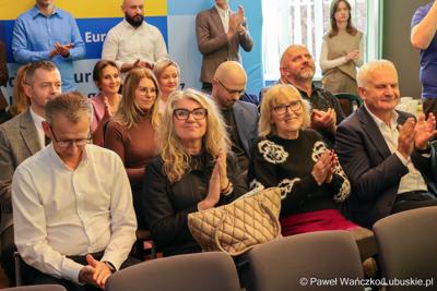 Uczestnicy konferencji prasowej, podczas której podpisano umowę na termomodernizację Lubuskiego Centrum Ortopedii w Świebodzinie