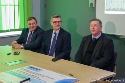 Uczestnicy konferencji prasowej, podczas której podpisano umowę na termomodernizację Lubuskiego Centrum Ortopedii w Świebodzinie