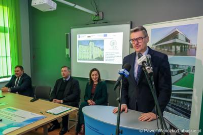 Marszałek Sebastian Ciemnoczołowski przemawia podczas konferencji prasowej dotyczącej podpisania umowy na termomodernizację Lubuskiego Centrum Ortopedii w Świebodzinie
