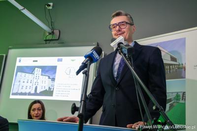 Marszałek Sebastian Ciemnoczołowski przemawia podczas konferencji prasowej dotyczącej podpisania umowy na termomodernizację Lubuskiego Centrum Ortopedii w Świebodzinie