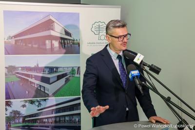 Marszałek Sebastian Ciemnoczołowski przemawia podczas konferencji prasowej dotyczącej podpisania umowy na termomodernizację Lubuskiego Centrum Ortopedii w Świebodzinie