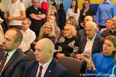 Uczestnicy konferencji prasowej, podczas której podpisano umowę na termomodernizację Lubuskiego Centrum Ortopedii w Świebodzinie