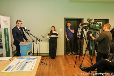Marszałek Sebastian Ciemnoczołowski przemawia podczas konferencji prasowej dotyczącej podpisania umowy na termomodernizację Lubuskiego Centrum Ortopedii w Świebodzinie