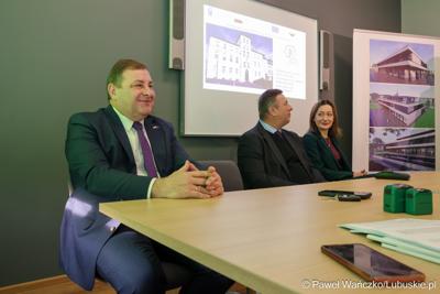 Uczestnicy konferencji prasowej, podczas której podpisano umowę na termomodernizację Lubuskiego Centrum Ortopedii w Świebodzinie
