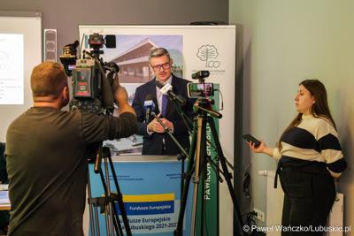 Marszałek Sebastian Ciemnoczołowski przemawia podczas konferencji prasowej dotyczącej podpisania umowy na termomodernizację Lubuskiego Centrum Ortopedii w Świebodzinie