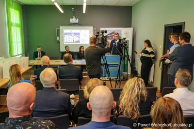Uczestnicy konferencji prasowej, podczas której podpisano umowę na termomodernizację Lubuskiego Centrum Ortopedii w Świebodzinie
