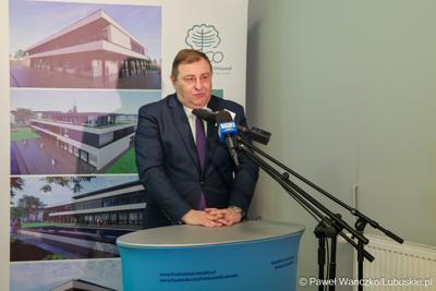 Wicemarszałek Grzegorz Potęga przemawia podczas konferencji prasowej dotyczącej podpisania umowy na termomodernizację Lubuskiego Centrum Ortopedii w Świebodzinie