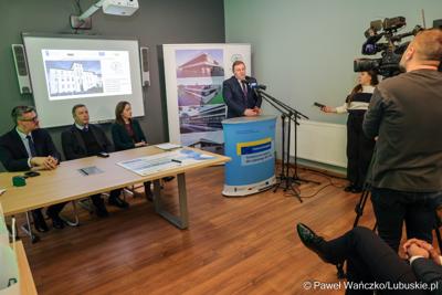 Wicemarszałek Grzegorz Potęga przemawia podczas konferencji prasowej dotyczącej podpisania umowy na termomodernizację Lubuskiego Centrum Ortopedii w Świebodzinie