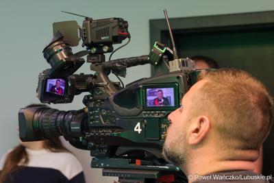 Uczestnicy konferencji prasowej, podczas której podpisano umowę na termomodernizację Lubuskiego Centrum Ortopedii w Świebodzinie