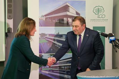 Uczestnicy konferencji prasowej, podczas której podpisano umowę na termomodernizację Lubuskiego Centrum Ortopedii w Świebodzinie