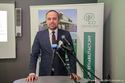 Wicewojewoda  Maciej Siwicki przemawia podczas konferencji prasowej dotyczącej podpisania umowy na termomodernizację Lubuskiego Centrum Ortopedii w Świebodzinie
