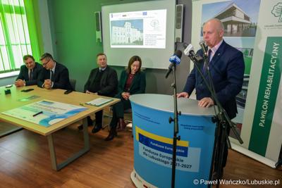 Radny wojewódzki Zbigniew Kołodziej przemawia podczas konferencji prasowej dotyczącej podpisania umowy na termomodernizację Lubuskiego Centrum Ortopedii w Świebodzinie
