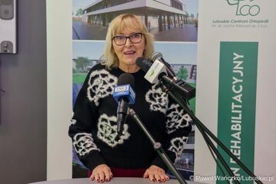Radna wojewódzka  Irena Osos przemawia podczas konferencji prasowej dotyczącej podpisania umowy na termomodernizację Lubuskiego Centrum Ortopedii w Świebodzinie