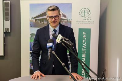Marszałek Sebastian Ciemnoczołowski przemawia podczas konferencji prasowej dotyczącej podpisania umowy na termomodernizację Lubuskiego Centrum Ortopedii w Świebodzinie