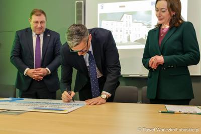 Uczestnicy konferencji prasowej, podczas której podpisano umowę na termomodernizację Lubuskiego Centrum Ortopedii w Świebodzinie