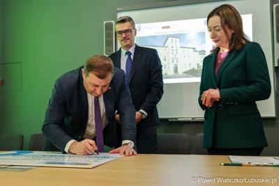 Uczestnicy konferencji prasowej, podczas której podpisano umowę na termomodernizację Lubuskiego Centrum Ortopedii w Świebodzinie