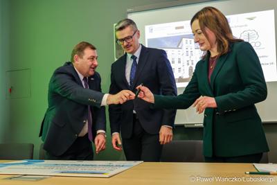 Uczestnicy konferencji prasowej, podczas której podpisano umowę na termomodernizację Lubuskiego Centrum Ortopedii w Świebodzinie