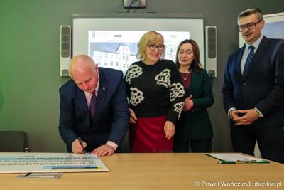 Uczestnicy konferencji prasowej, podczas której podpisano umowę na termomodernizację Lubuskiego Centrum Ortopedii w Świebodzinie