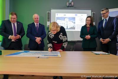 Uczestnicy konferencji prasowej, podczas której podpisano umowę na termomodernizację Lubuskiego Centrum Ortopedii w Świebodzinie