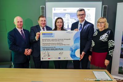 Uczestnicy konferencji prasowej, podczas której podpisano umowę na termomodernizację Lubuskiego Centrum Ortopedii w Świebodzinie