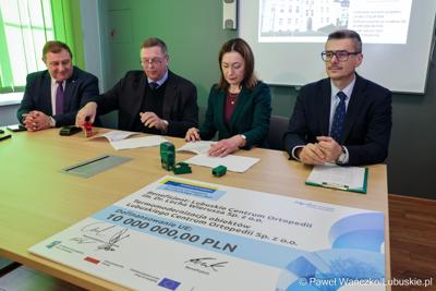 Uczestnicy konferencji prasowej, podczas której podpisano umowę na termomodernizację Lubuskiego Centrum Ortopedii w Świebodzinie