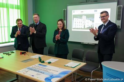 Uczestnicy konferencji prasowej, podczas której podpisano umowę na termomodernizację Lubuskiego Centrum Ortopedii w Świebodzinie