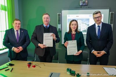 Uczestnicy konferencji prasowej, podczas której podpisano umowę na termomodernizację Lubuskiego Centrum Ortopedii w Świebodzinie