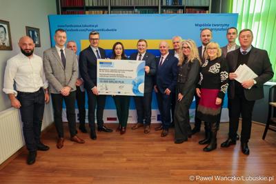 Uczestnicy konferencji prasowej, podczas której podpisano umowę na termomodernizację Lubuskiego Centrum Ortopedii w Świebodzinie