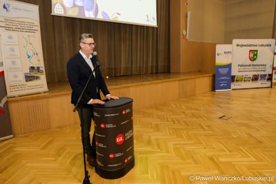 Marszałek Województwa Lubuskiego przemawia podczas otwarcia Forum Seniora w Sali Kolumnowej Sejmiku Województwa Lubuskiego w Zielonej Górze