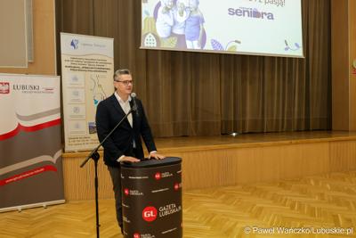Marszałek Województwa Lubuskiego przemawia podczas otwarcia Forum Seniora w Sali Kolumnowej Sejmiku Województwa Lubuskiego w Zielonej Górze
