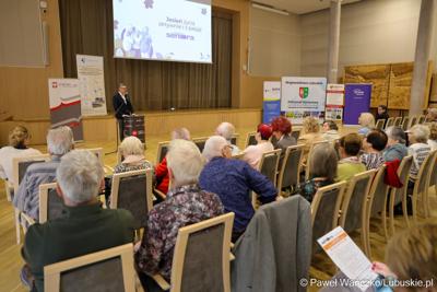 Marszałek Województwa Lubuskiego przemawia podczas otwarcia Forum Seniora w Sali Kolumnowej Sejmiku Województwa Lubuskiego w Zielonej Górze