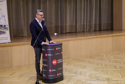 Marszałek Województwa Lubuskiego przemawia podczas otwarcia Forum Seniora w Sali Kolumnowej Sejmiku Województwa Lubuskiego w Zielonej Górze