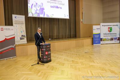 Marszałek Województwa Lubuskiego przemawia podczas otwarcia Forum Seniora w Sali Kolumnowej Sejmiku Województwa Lubuskiego w Zielonej Górze