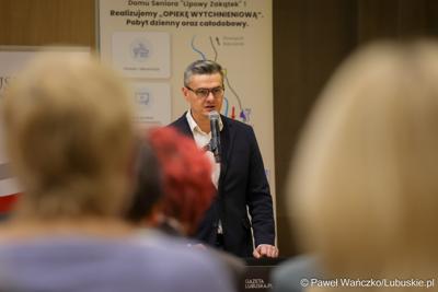 Marszałek Województwa Lubuskiego przemawia podczas otwarcia Forum Seniora w Sali Kolumnowej Sejmiku Województwa Lubuskiego w Zielonej Górze