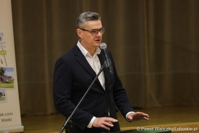 Marszałek Województwa Lubuskiego przemawia podczas otwarcia Forum Seniora w Sali Kolumnowej Sejmiku Województwa Lubuskiego w Zielonej Górze