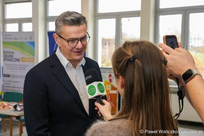 Marszałek Województwa Lubuskiego udziela wywiadu mediom podczas Forum Seniora 