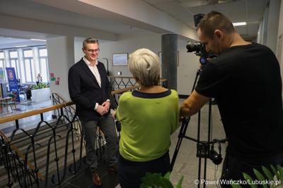 Marszałek Województwa Lubuskiego udziela wywiadu mediom podczas Forum Seniora 