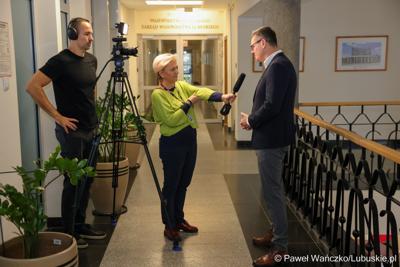 Marszałek Województwa Lubuskiego udziela wywiadu mediom podczas Forum Seniora 