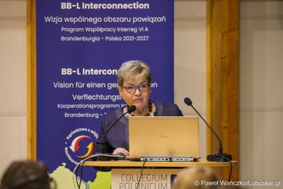 Członkini Zarządu Województwa Lubuskiego Anna Chinalska przemawia podczas konferencji nt. projektu BB-L Interconnection, który dotyczy transgranicznego planowania przestrzennego na obszarze Lubuskiego i Brandenburgii