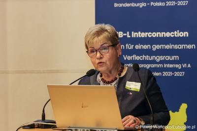 Członkini Zarządu Województwa Lubuskiego Anna Chinalska przemawia podczas konferencji nt. projektu BB-L Interconnection, który dotyczy transgranicznego planowania przestrzennego na obszarze Lubuskiego i Brandenburgii