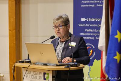 Członkini Zarządu Województwa Lubuskiego Anna Chinalska przemawia podczas konferencji nt. projektu BB-L Interconnection, który dotyczy transgranicznego planowania przestrzennego na obszarze Lubuskiego i Brandenburgii