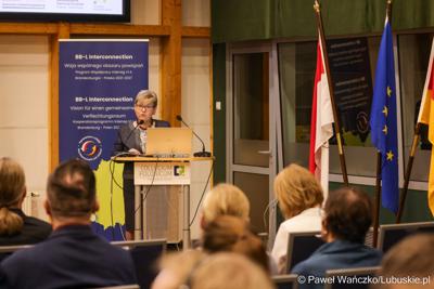 Członkini Zarządu Województwa Lubuskiego Anna Chinalska przemawia podczas konferencji nt. projektu BB-L Interconnection, który dotyczy transgranicznego planowania przestrzennego na obszarze Lubuskiego i Brandenburgii