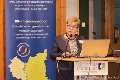 Członkini Zarządu Województwa Lubuskiego Anna Chinalska przemawia podczas konferencji nt. projektu BB-L Interconnection, który dotyczy transgranicznego planowania przestrzennego na obszarze Lubuskiego i Brandenburgii
