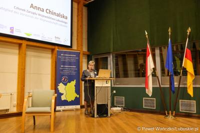 Członkini Zarządu Województwa Lubuskiego Anna Chinalska przemawia podczas konferencji nt. projektu BB-L Interconnection, który dotyczy transgranicznego planowania przestrzennego na obszarze Lubuskiego i Brandenburgii